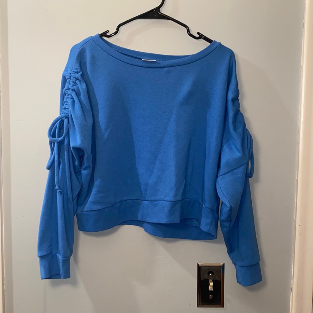 Cropped blue sweater